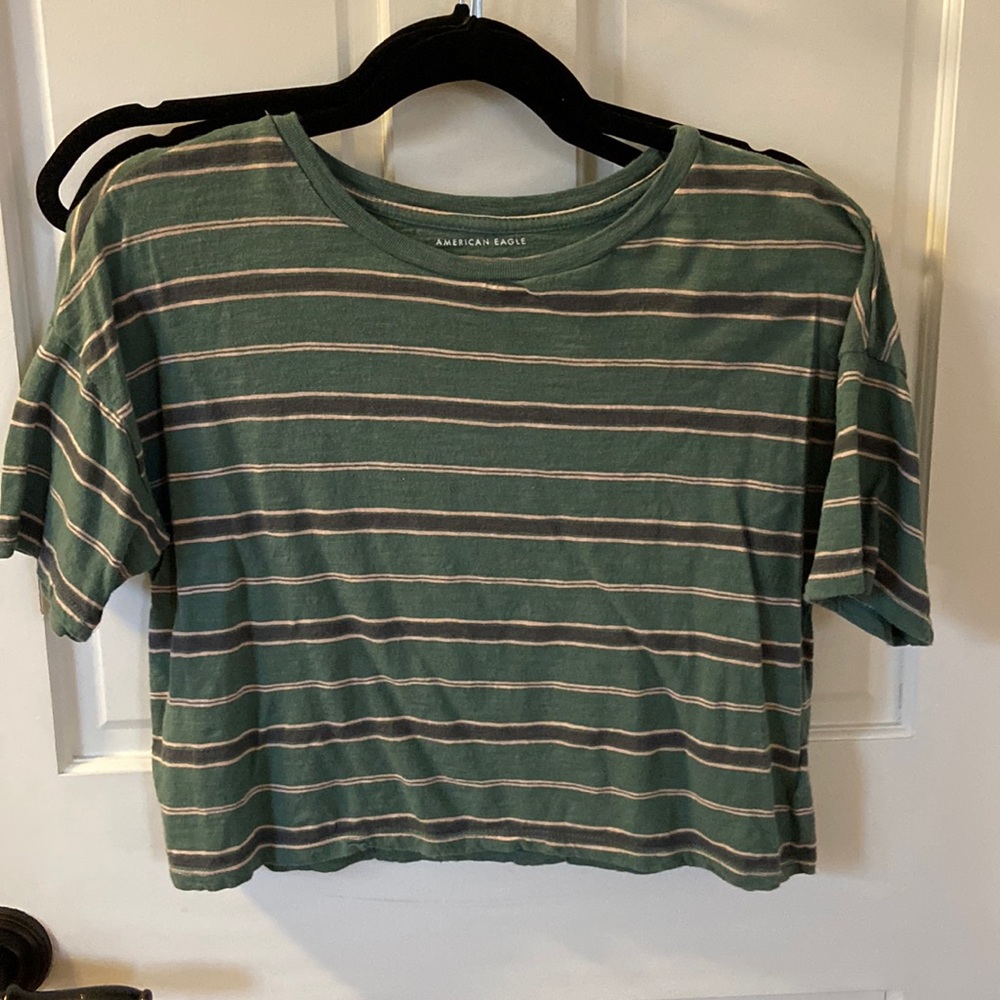 American Eagle Distressed cropped tee